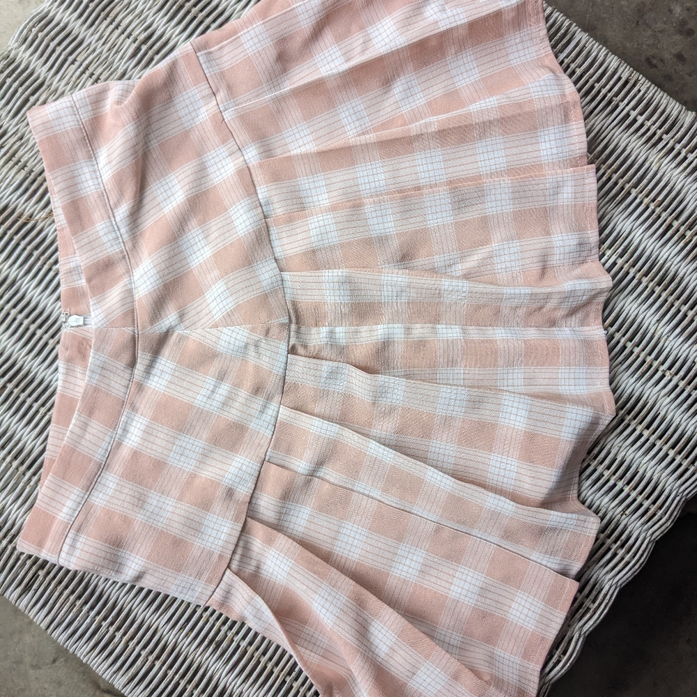 Pink pleated skirt.